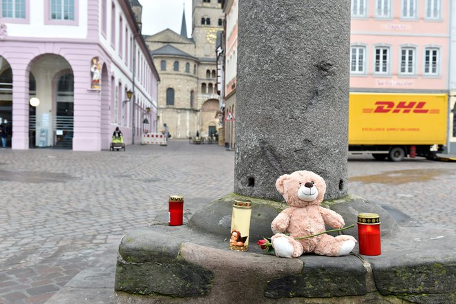 Tudi dan po norem avtomobilskem napadu so vsi v Trierju in v vsej Nemčiji pretreseni. Med žrtvami je bil tudi dvetmesečni dojenček. FOTO: Jean-Christophe Verhaegen/AFP