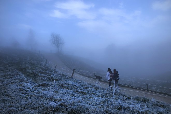 Le pogumno pojdite na zrak, z nižjo intenzivnostjo, vendar dolgotrajno aktivnostjo. Za znane pozitivne učinke in ne nazadnje za dodatno &raquo;termoregulacijsko&laquo; hujšanje. FOTO: Jure Eržen/Delo