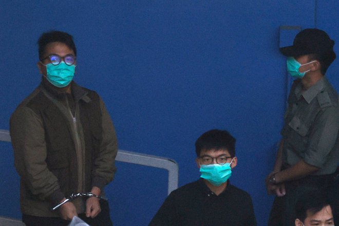Trije aktivisti (na fotografiji Ivan Lam in Joshua Wong) so prejšnji teden prebili v samicah, v katerih je bila luč prižgana 24 ur na dan; to je bila napoved, da jih bodo med prestajanjem zaporne kazni obravnavali kot &raquo;nevarnost&laquo;, ki jo je treba psihično zlomiti. FOTO: Tyrone Siu/Reuters