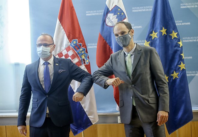 Srečanje zunanjih ministrov Slovenije in Hrvaške letos poleti. FOTO: Blaž Samec/Delo
