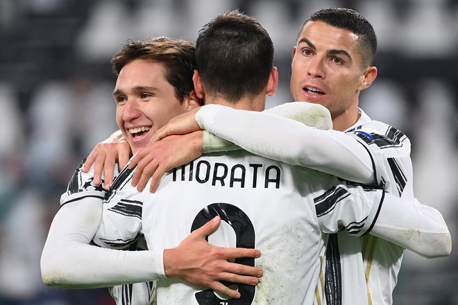 Veselje treh strelcev za Juventus: to so bili Federico Chiesa, Alvaro Morata in Cristiano Ronaldo. FOTO: Vincenzo Pinto/AFP