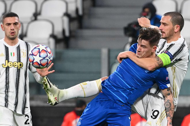 Takole se je v Torinu Leonardo Bonucci lotil Benjamina Verbiča. FOTO: Vincenzo Pinto/AFP