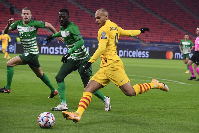 Miha Blažič je imel opraviti z Barcelonino ekipo, takole ga je preizkušal tudi Martin Braithwaite. FOTO: Attila Kisbenedek/AFP