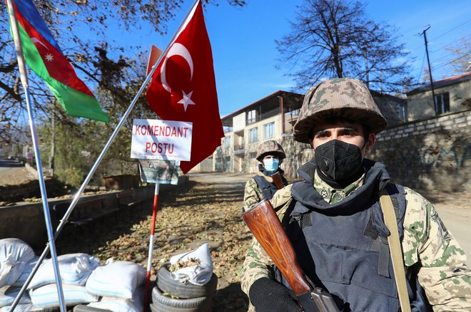 Azerbajdžanske in turške zastave kot znak partnerstva, ki je pripeljalo do zmage v Gorskem Karabahu.<br />
Foto Aziz Karimov/Reuters