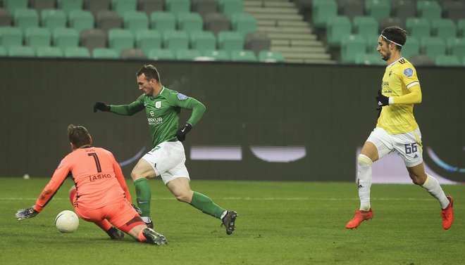 Takole je Đorđe Ivanović v prvem polčasu matiral mariborskega vratarja Ažbeta Juga. FOTO: JoŽe Suhadolnik