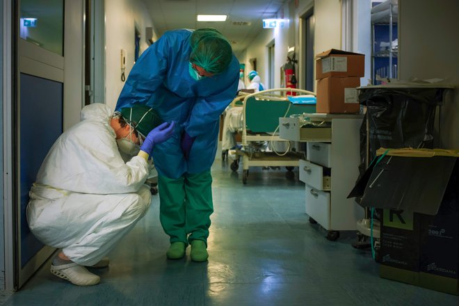 V Italiji so potrdili skoraj 1000 smrti okuženih bolnikov v enem dnevu. FOTO: Paolo Miranda/AFP