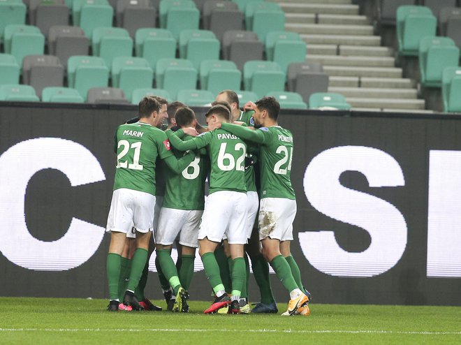 Nogometaši Olimpije so se takole veselili zaslužene zmage. FOTO: Jože Suhadolnik/Delo