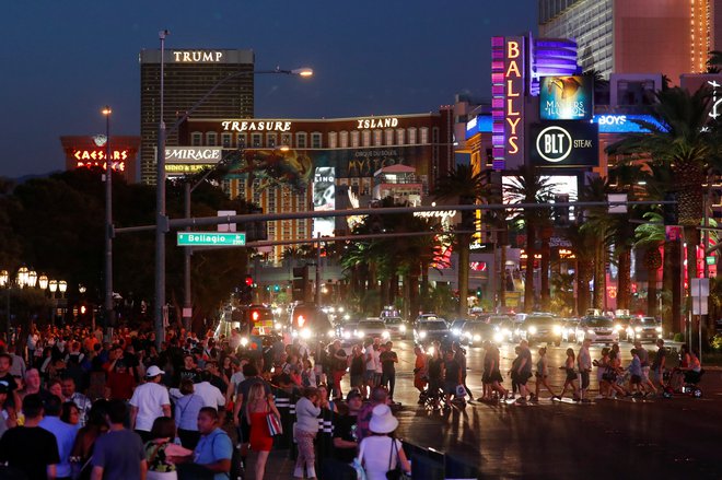 Las Vegas Boulevard, bolj znan kot Las Vegas Strip, je šest kilometrov in pol dolga ulica, ob kateri si sledijo najznamenitejši hoteli in kazinoji. Pravijo, da je Strip najbolj oblegan prostor na planetu, celo bolj od Meke. FOTO: Mike Blake/Reuters