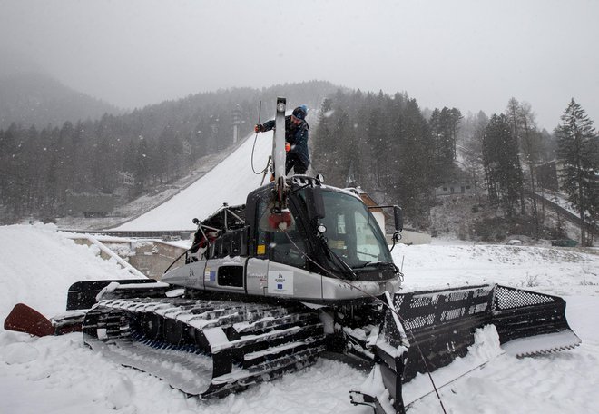 V zadnjih dneh so morali celo odstranjevati sneg z letalnice. FOTO: Matej Družnik/Delo