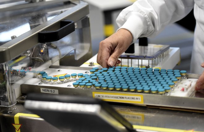 Farmacije koronakriza ni prizadela, a proizvodnja se krepi tudi v drugih dejavnostih. FOTO: Francois Lo Presti/AFP