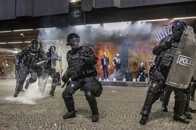 Protesti 5. novembra so se končali s spopadom med različnimi maskiranimi skupinami in policijo. FOTO: Voranc Vogel/Delo