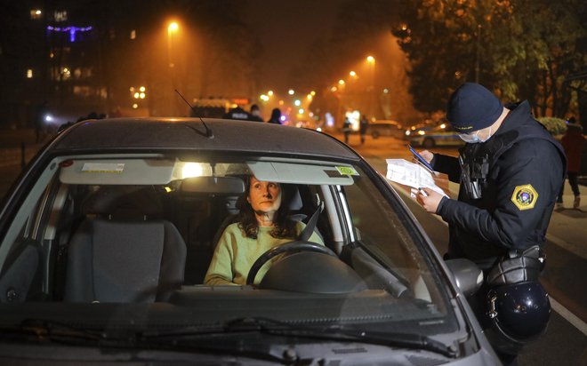 Tudi danes so protetsniki nestrinjanje z delom vlade izražali z vožnjo z avtomobili v okolici parlamenta. (Fotografirano prejšnji teden) FOTO: Jože Suhadolnik/Delo