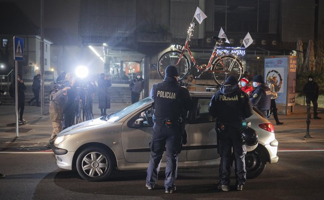 Polcija je voznike sistematično ustavljala in pregledovala veljavnost dokumentov in opreme. (Fotografirano prejšnji teden) FOTO: Jože Suhadolnik/Delo