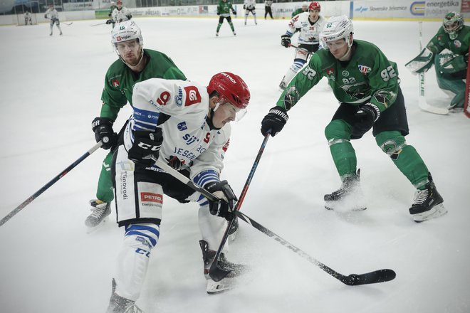 Patrik Rajsar (9) je popeljal Jeseničane v vodstvo, sledili pa so štirje goli v mreži njegovega moštva. FOTO: Uroš Hočevar