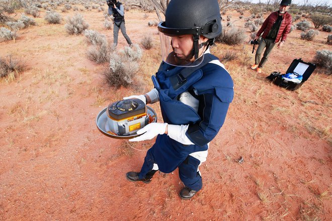 Kapsula s kamenjem z asteroida Rjugu je pristala nepoškodovana. FOTO: Jaxa/Reuters