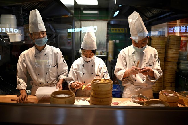 V kitajskih restavracijah, skladiščih, supermarketih&nbsp;... preverjajo in razkužujejo vse, kar prihaja iz uvoza. FOTO: Noel Celis/AFP