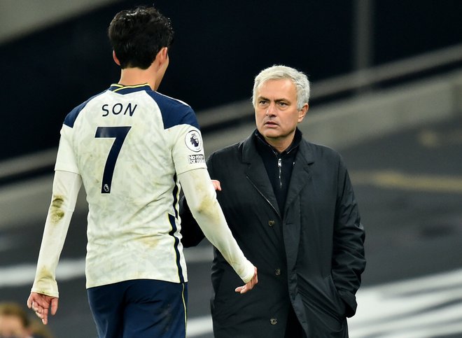 Južnokorejski adut Tottenhama Son Heung-min in trener Jose Mourinho sta bila po zmagi nad Arsenalom zelo zadovoljna. FOTO: Glyn Kirk/Reuters