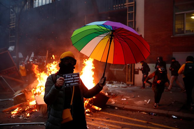 Sobotni protesti so se spet sprevrgli v nasilje. Foto Gonzalo Fuentes/Reuters