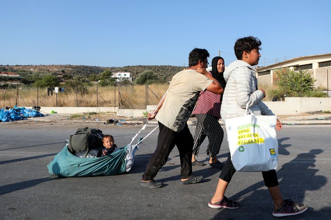 Le tretjina v Nemčijo priseljenih tujcev je humanitarnim migrantov. Na posnetku migranti na grškem Lezbosu. FOTO: Elias Marcou/ Reuters