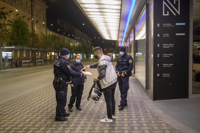 Policija med delom na terenu dosledno upošteva pravila, povezana s preprečevanjem širjenja novega koronavirusa. Foto Voranc Vogel