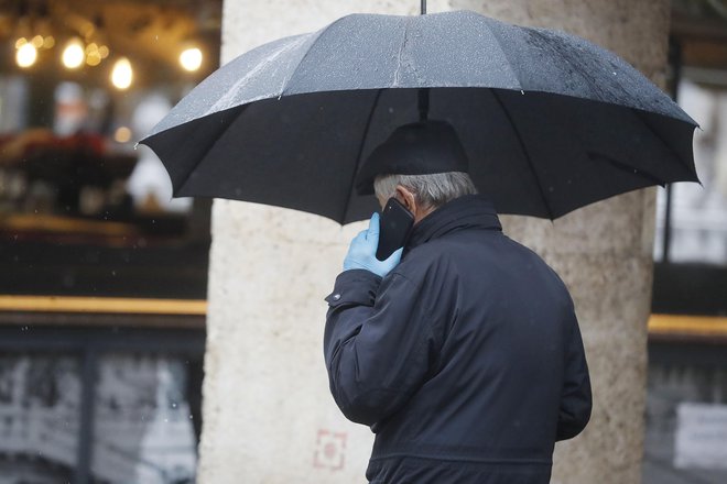 Danes so v DSO Nova Gorica začeli sprejemati obiske sorodnikov stanovalcev, kar je pred prazniki lepa novica. FOTO: Leon Vidic/Delo