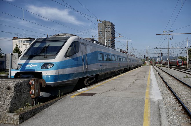 Ena najpomembnejših rešitev za zmanjšanje emisij je uporaba železnice. FOTO: Blaž Samec/Delo