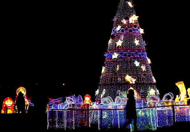 Novembra, ko poteka največji del predprazničnih naročil, je Kitajska povečala izvoz božičnih okraskov in daril. FOTO: Ints Kalnins/Reuters