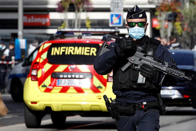 Tunizijca je po napadu, ki ga je izvedel z nožem, policija huje poškodovala v streljanju.&nbsp;FOTO: Eric Gaillard/Reuters