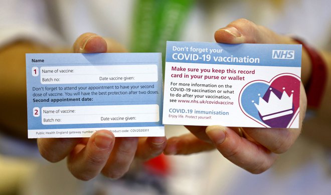 Primer kartice, ki jo bodo dobili pacienti po tem, ko se bodo cepili proti covidu-19. FOTO: Foto Gareth Fuller/AFP