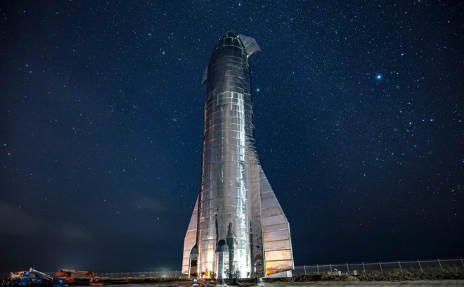 Prototip starshipa se bo danes poskušal dvigniti 12,5 kilometra visoko. FOTO: Spacex/AFP