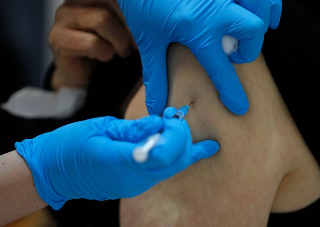 V Združenem kraljestvu so danes začeli množično cepljenje. FOTO: Frank Augstein/AFP