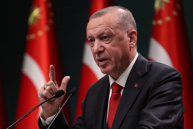 Turški predsednik Recep Tayyip Erdoğan lahko izsiljuje Unijo z migracijami in nadaljnjim zbliževanjem z Moskvo. FOTO: Adem Altan/AFP