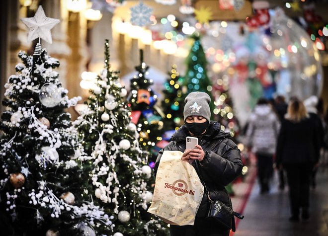 Na državni ravni je vodja ruskega zavoda za javno zdravje Ana Popova državljane pozvala, naj za novo leto ostanejo doma in praznujejo s člani družine, s katerimi so vsak dan. FOTO: Alexander Nemenov/AFP