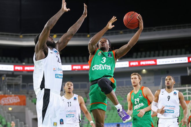 Kendrick Perry (z žogo) je bil vnovič motor stožiške zasedbe. FOTO: Cedevita Olimpija