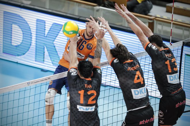 Odbojkarji moštva ACH Volley, na fotografiji Jan Pokeršnik v napadu, so morali priznati premoč igralcem kluba Berlin Recycling Volleys. FOTO: Uroš Hočevar