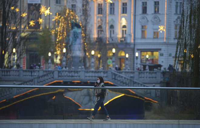 Pozitiven premik je opazen v tem, da prevladuje funkcionalistični pogled na darila, tudi poslovna. Ne kupujemo več lovilcev prahu, ampak nekaj, kar bo obdarjenec lahko uporabljal, ugotavlja znani etnolog. FOTO: Jože Suhadolnik/Delo