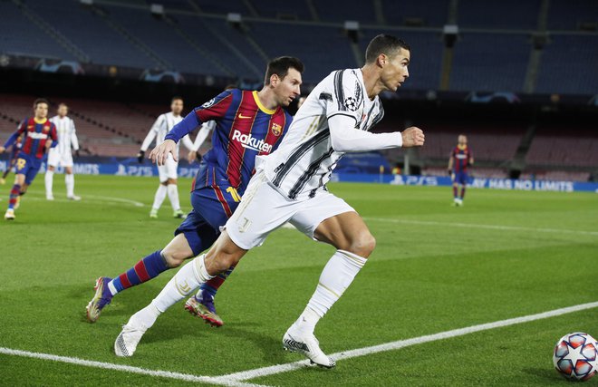 Cristiano Ronaldo je na Camp Nouu dosegel dva gola, Lionel Messi pa ni našel poti do torinskega gola. FOTO: Albert Gea/Reuters