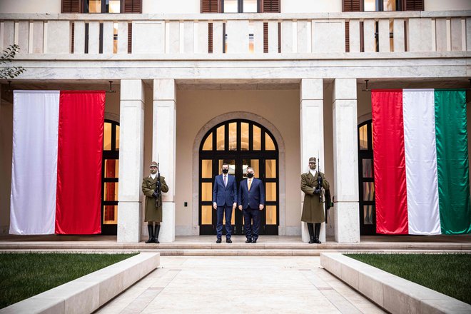 Kljub iztekanju roka, v katerem bi Madžarska in Poljska morali pokazati pripravljenost na preboj, je sinoči še potekalo mrzlično diplomatsko iskanje rešitve. FOTO: Zoltan Fischer/Afp