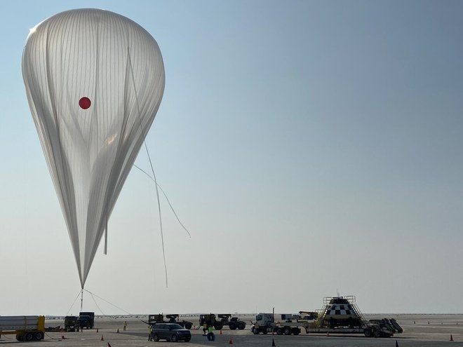 Balon, ki je ponesel kapsulo 10 km visoko. FOTO: Boeing