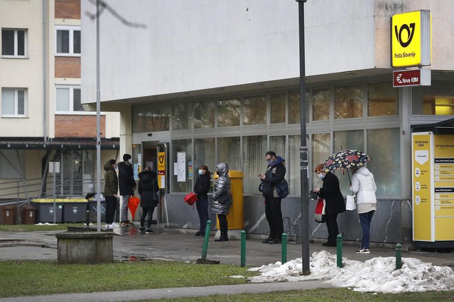 Šišenska pošta ima vsaj skromen nadstrešek. FOTO: Leon Vidic/Delo