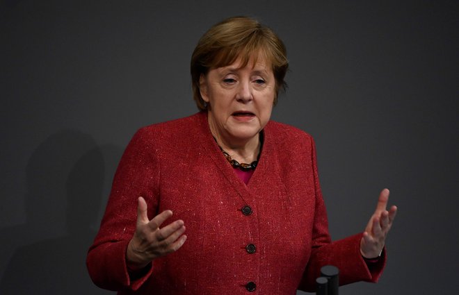 Nemška kanclerka Angela Merkel je v nagovoru poslancem znova pozvala k zmanjšanju stikov. FOTO: Tobias Schwarz/AFP