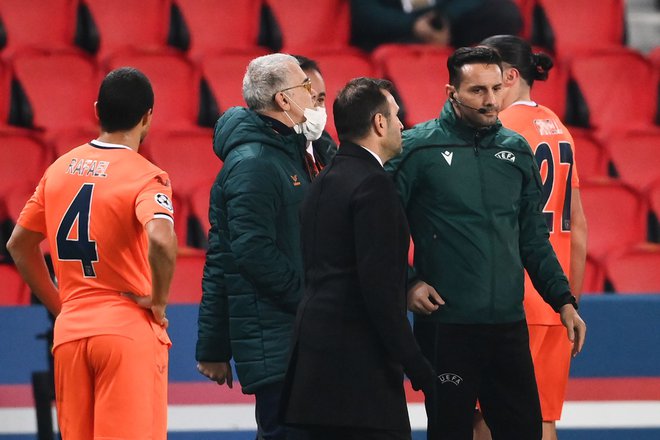 Indident je zakuhal četrti sodnik Sebastian Coltescu (desno), ki ga je Uefa že suspendirala. FOTO: Franck Fife/AFP