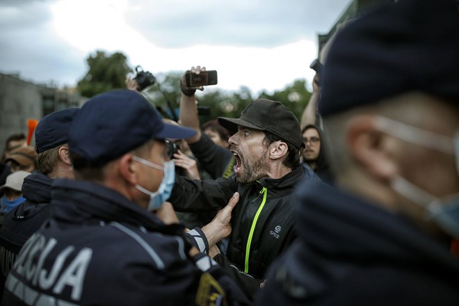 Pridržanje protestnikov, cenzura in napadi na novinarje so&nbsp; najpogostejše kršitve državljanskih svoboščin. FOTO: Blaž Samec/Delo