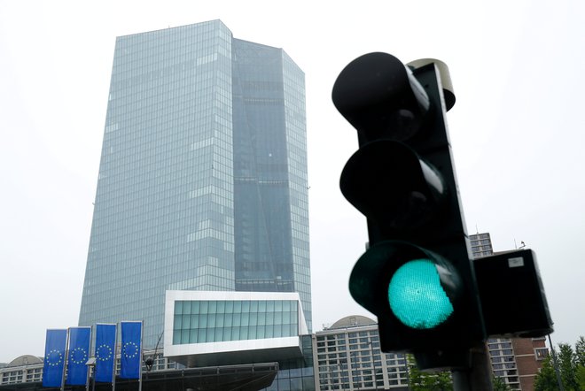 Svet ECB bo danes odločal o nadaljevanju protikriznih ukrepov. FOTO: Ralph Orlowski/Reuters