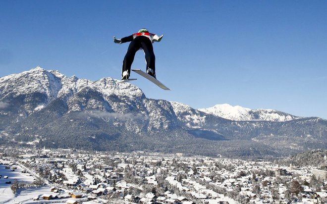 Treba je imeti zaupanje vase oziroma si moraš toliko zaupati, da takrat, ko po odskoku ne začutiš takoj opore, ne prekineš poteka poleta. FOTO: Michael Dalder/Reuters