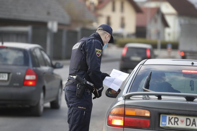 Policijska kontrola dokumentov zaradi prehodov med občinami v obdobju epidemije koronavirusa. FOTO: Leon Vidic/Delo