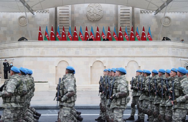 Azerbajdžanski predsednik Ilham Alijev in njegov turški kolega Recep Tayyip Erdoğan na vojaški paradi v čast nedavni zmagi nad Armenijo v Gorskem Karabahu. FOTO: urad azerbajdžanskega predsednika/Reuters