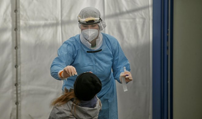 Testiranje na covid-19 na Metelkovi. FOTO: Blaž Samec/Delo