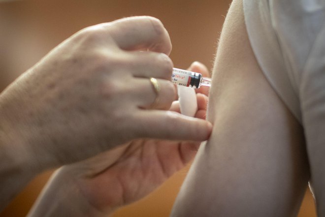 Bo cepivo varno in učinkovito? Strokovnjaki v to ne dvomijo. FOTO: Voranc Vogel/Delo
