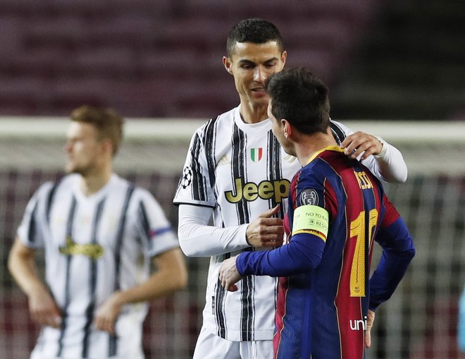 Cristiano Ronaldo in Lionel Messi ostajata na poti proti finalu v Istanbulu. FOTO: Albert Gea/Reuters